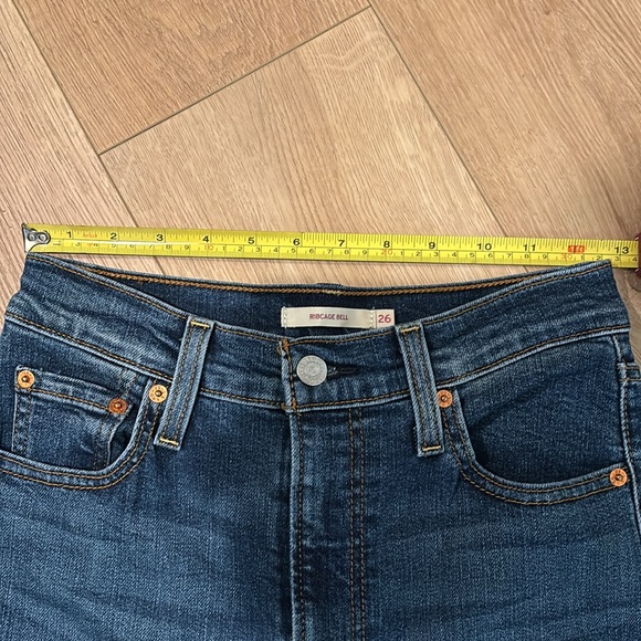 Levi’s Ribcage Bell Jean 26 w/shorter length - Picture 4 of 5